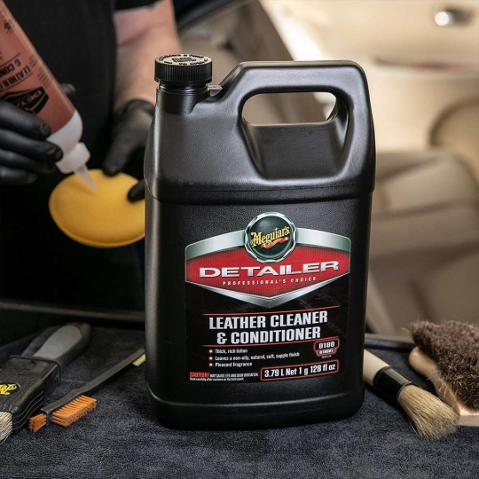 Sản phẩm dưỡng da nội thất xe hơi có thành  phần làm sạch. -  Leather Cleaner & Conditioner - D18001