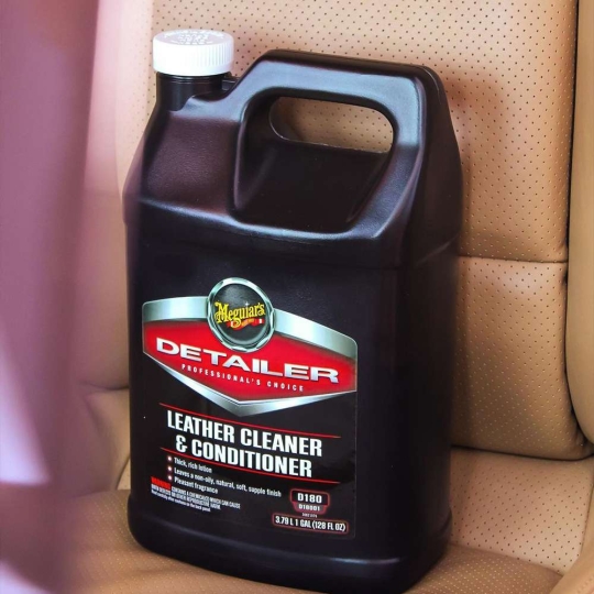 Sản phẩm dưỡng da nội thất xe hơi có thành  phần làm sạch. -  Leather Cleaner & Conditioner - D18001
